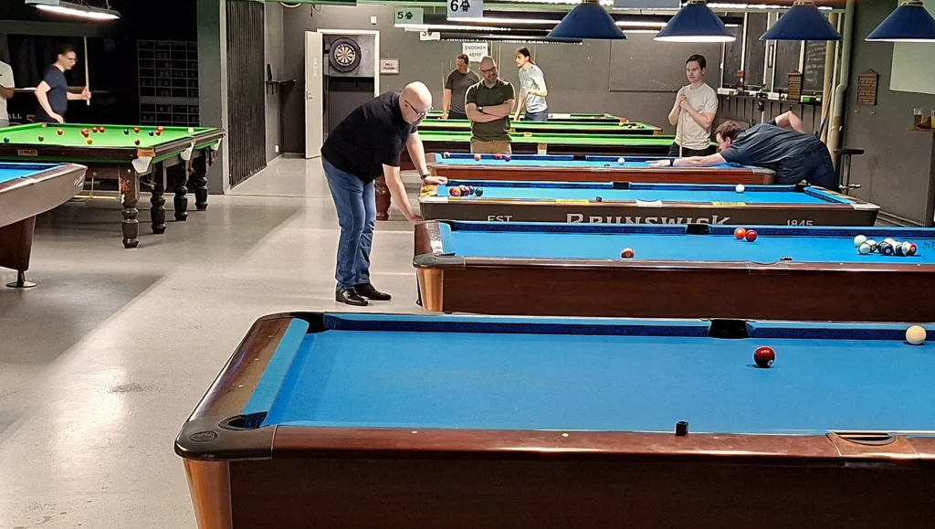 Case Elektrobit: Näin syntyivät 120 hengen sujuvat yritysjuhlat Oulussa 2 Yrityksen tiimi pelaamassa biljardia ja snookeria Oulun keilahallin biljardisalissa